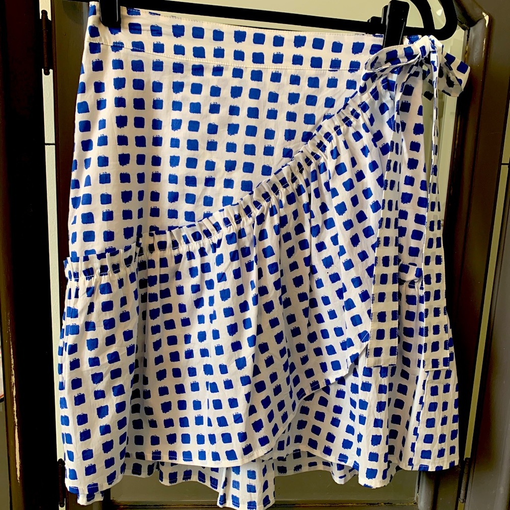 Vineyard vines blue and white “faux” wrap skirt with ruffle size XS
